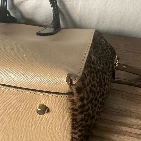 Innue—Chic Beige and Black Satchel with fur accents - Picture 6 of 13